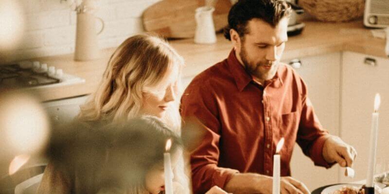 How to be more romantic cooking in the kitchen together