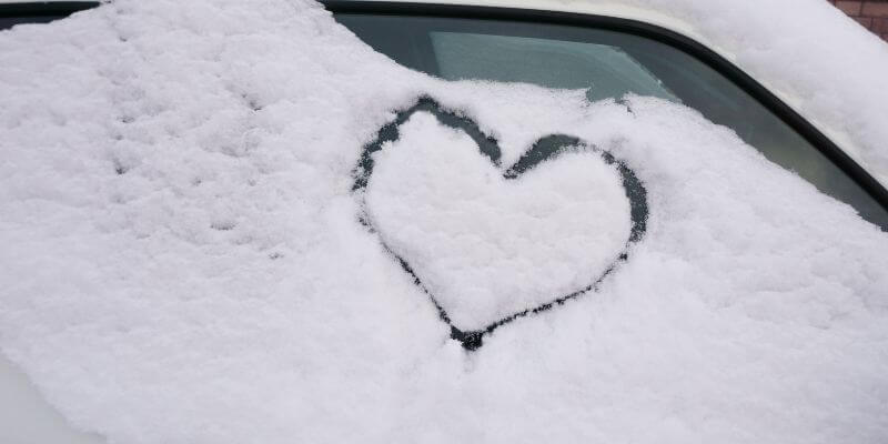 auto in de sneeuw