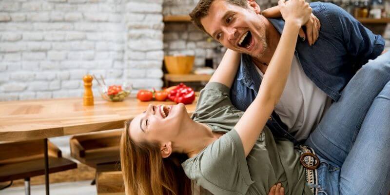 una pareja bailando en la cocina