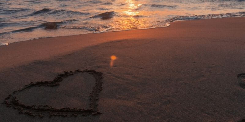 romantisch strand bij zonsondergang