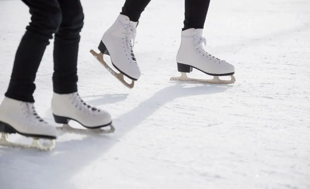 Winter date ideas Milwaukee ice skating
