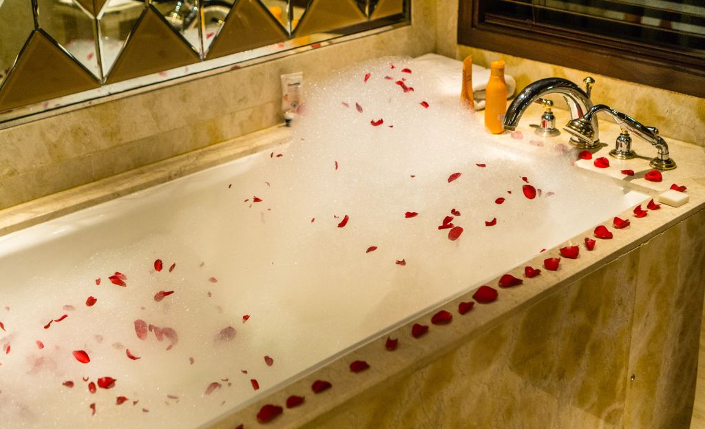 Romantic hotel ideas bubble bath