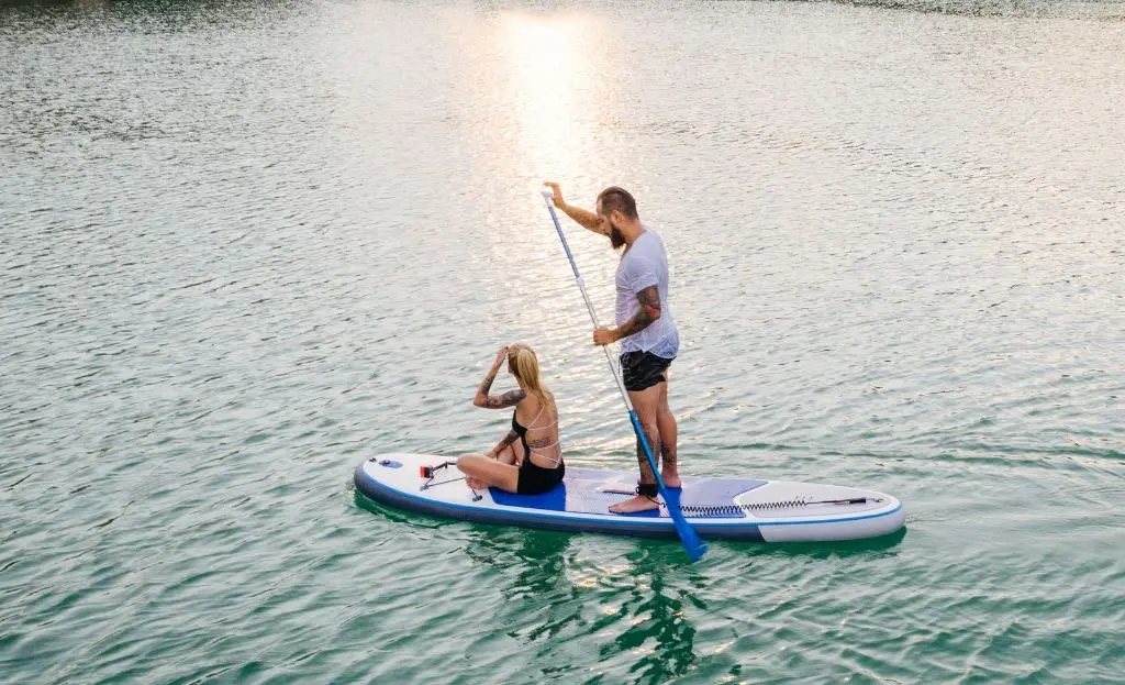 beach date ideas paddle boarding