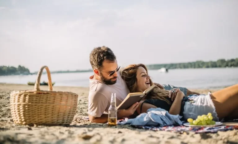 35 Romantic Beach Date Ideas For Couples Making Memories Together